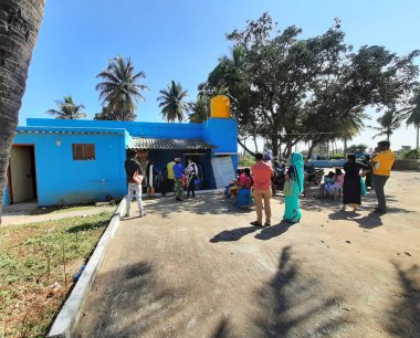 Bangalore, Karnataka, Hindistan-30 Aralık 2021: Makhohalli UPHC İlköğretim veya Devlet Sağlık Merkezi 'nin doğa arka planında kapatılması