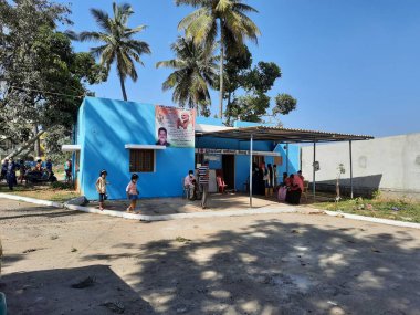 Bangalore, Karnataka, Hindistan-30 Aralık 2021: Makhohalli UPHC İlköğretim veya Devlet Sağlık Merkezi 'nin doğa arka planında kapatılması