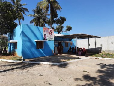 Bangalore, Karnataka, Hindistan-30 Aralık 2021: Makhohalli UPHC İlköğretim veya Devlet Sağlık Merkezi 'nin doğa arka planında kapatılması