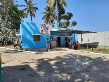 Bangalore, Karnataka, Hindistan-30 Aralık 2021: Makhohalli UPHC İlköğretim veya Devlet Sağlık Merkezi 'nin doğa arka planında kapatılması