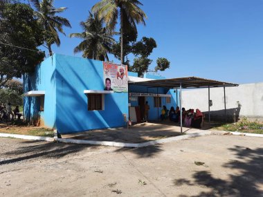 Bangalore, Karnataka, Hindistan-30 Aralık 2021: Makhohalli UPHC İlköğretim veya Devlet Sağlık Merkezi 'nin doğa arka planında kapatılması