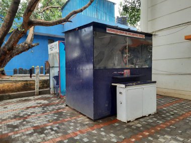 Bangalore, Karnataka, Hindistan-Ekim 06, 2021: Covid 19 nedeniyle şikayetler almak üzere Rajagopala Nagar Karakolu dışındaki metal evin kapatılması.