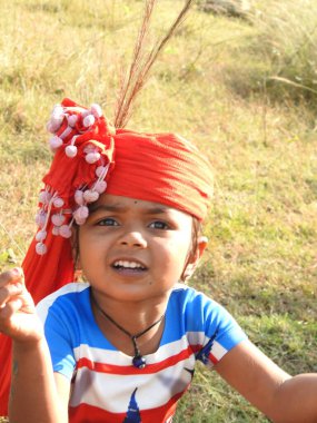 Bangalore, Karnataka, Hindistan-26 Aralık 2021: Güzel Hintli kız çocuğuna yakın çekim parkta farklı hareketler ve yüz ifadeleri.