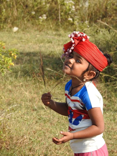2021年12月26日インド カルナータカ州バンガロール 公園内の美しいインドの少女の子供たちのさまざまなアクションと表情の閉鎖 — ストック写真