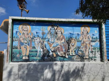 Mandya, Karnatkaa / Hindistan-02-2022: Lord Shiva ve ailesinin Arkeshwara Tapınağı, Guttalu, Hindistan duvarının üzerindeki resmine yakın çekim