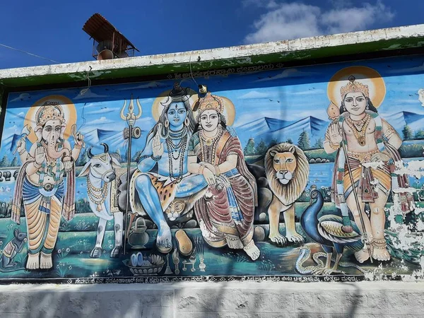 2022年1月2日インド グッタルのアルケシュワラ寺院の壁の上でシヴァ卿とその家族の絵画を閉じる — ストック写真