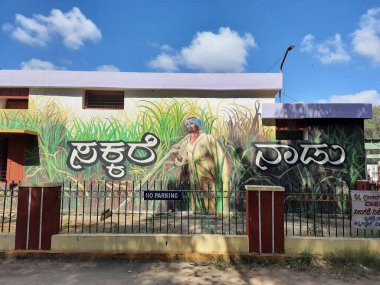 Mandya, Karnataka, Hindistan-Jan 02, 2022: Mandya Tren İstasyonu ve Tren İstasyonu bir yerden başka bir yere hareket ediyor, insanları platformda bekliyor. Çeviri: Şeker Diyarı
