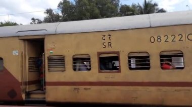 Mandya, Karnataka, Hindistan-Jan 02, 2022: Mandya Tren İstasyonu ve Tren İstasyonu bir yerden başka bir yere hareket ediyor, insanları platformda bekliyor. Çeviri: Şeker Diyarı