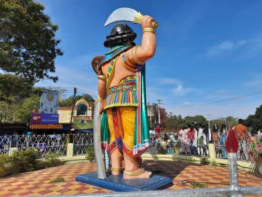 Mysore, Karnataka, Hindistan-11 Şubat 2022: Mysore 'daki Chamundi Tepesi' nin Mahishasura girişinin güzel heykelinin yakın çekimi.