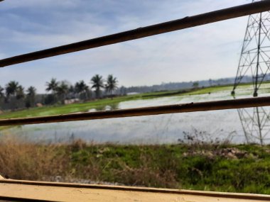 Mysore, Karnataka, Hindistan-11 Şubat 2022: Güzel Hint Tren İstasyonu ve platformunun penceresinden demir çubukla kapatılması.