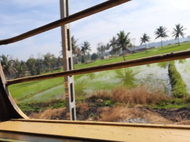 Mysore, Karnataka, Hindistan-11 Şubat 2022: Güzel Hint Tren İstasyonu ve platformunun penceresinden demir çubukla kapatılması.