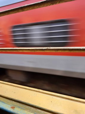 Mysore, Karnataka, Hindistan-11 Şubat 2022: Güzel Hint Tren İstasyonu ve platformunun penceresinden demir çubukla kapatılması.