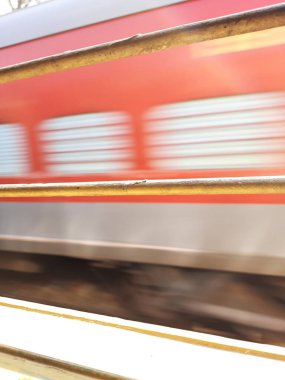 Mysore, Karnataka, Hindistan-11 Şubat 2022: Güzel Hint Tren İstasyonu ve platformunun penceresinden demir çubukla kapatılması.