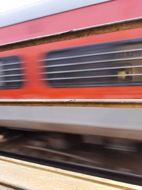 Mysore, Karnataka, Hindistan-11 Şubat 2022: Güzel Hint Tren İstasyonu ve platformunun penceresinden demir çubukla kapatılması.