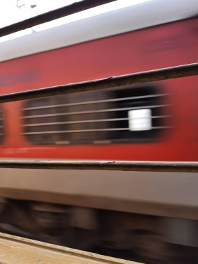 Mysore, Karnataka, Hindistan-11 Şubat 2022: Güzel Hint Tren İstasyonu ve platformunun penceresinden demir çubukla kapatılması.