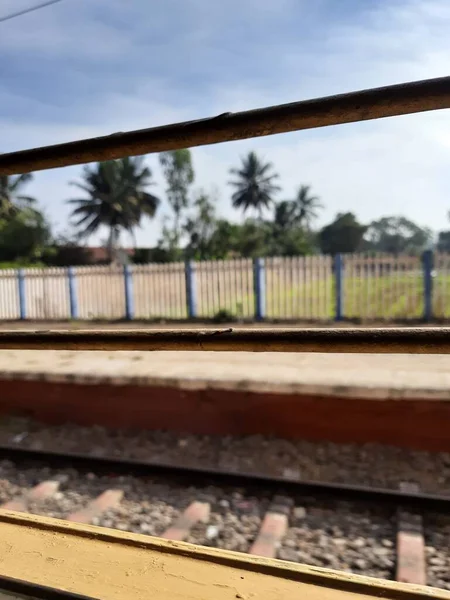 2022年2月11日インド カルナータカ州マイソール 美しいインド鉄道駅とホームの閉鎖 鉄棒窓からの外の景色 — ストック写真