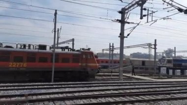 Mysore, Karnataka, Hindistan-11 Şubat 2022: Güzel Hint Tren İstasyonu ve platformunun penceresinden demir çubukla kapatılması.