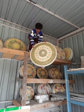 Bangalore, Karnataka, Hindistan-Ekim 16, 2021: Ev dekorasyonu için renkli eski veya eski tip POP tavanı ve köşe ve sınır tasarımı.