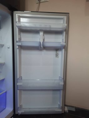 Bangalore, Karnataka, Hindistan-Ocak 12, 2022: Voltas beko buzdolabı 271 ltr ahşap renkli ev.