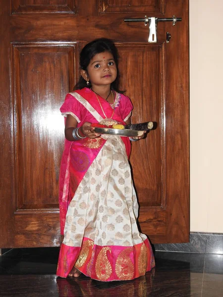 2022年1月15日インド カルナータカ州バンガロール 伝統的にマカラ サンクランティやポンガル プラサーダを近所に配布するために身に着けていた美しいインドの少女の子供の閉鎖 — ストック写真