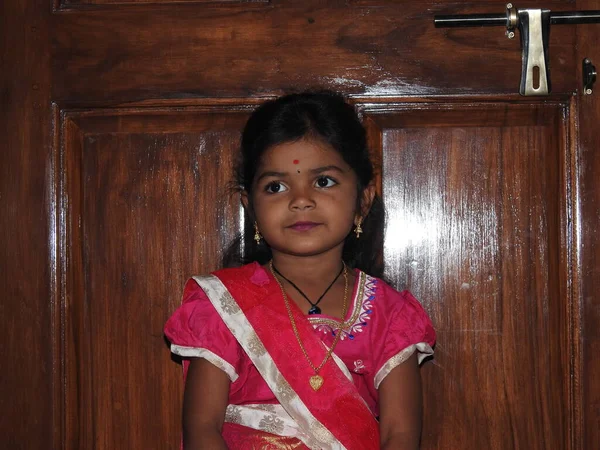 2022年1月15日インド カルナータカ州バンガロール 伝統的にマカラ サンクランティやポンガル プラサーダを近所に配布するために身に着けていた美しいインドの少女の子供の閉鎖 — ストック写真