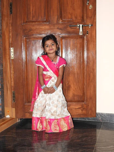 2022年1月15日 印度卡纳塔克邦班加罗尔 为传统服饰配送Makara Sankranti或Pongal Prasada至邻近地区的漂亮印度女孩提供衣物 — 图库照片