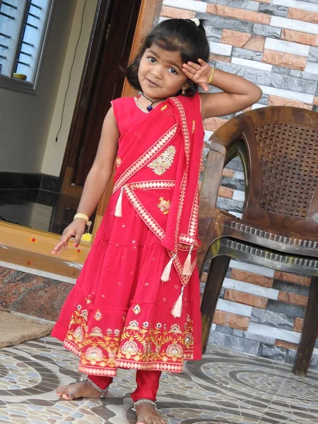 Bangalore Karnataka Intia Tammikuu 2022 Lähikuva Kaunis Intialainen Tyttö Lapsi — kuvapankkivalokuva