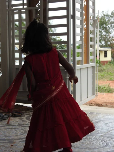 Bangalore Karnataka Índia Jan 2022 Encerramento Bela Menina Indiana Tradicionalmente — Fotografia de Stock
