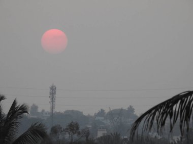 Gökyüzü arka planında güzel kırmızı ve pembe renkli Güneş 'in yakın çekimi