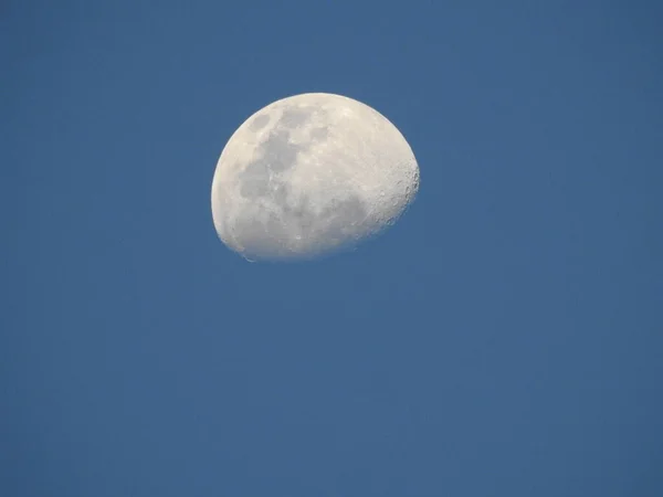 Close Bela Meia Lua Fundo Azul Céu Bangalore Karnataka Índia — Fotografia de Stock