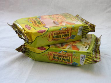 Bangalore, Karnataka, Hindistan-Şubat 26, 2022: Bikaji Chowpati Bhelpuri Paketi beyaz arka planda izole edildi