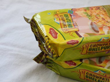 Bangalore, Karnataka, Hindistan-Şubat 26, 2022: Bikaji Chowpati Bhelpuri Paketi beyaz arka planda izole edildi