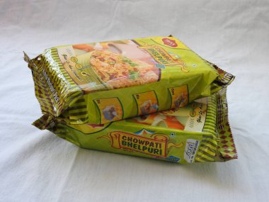 Bangalore, Karnataka, Hindistan-Şubat 26, 2022: Bikaji Chowpati Bhelpuri Paketi beyaz arka planda izole edildi