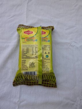 Bangalore, Karnataka, Hindistan-Şubat 26, 2022: Bikaji Chowpati Bhelpuri Paketi beyaz arka planda izole edildi