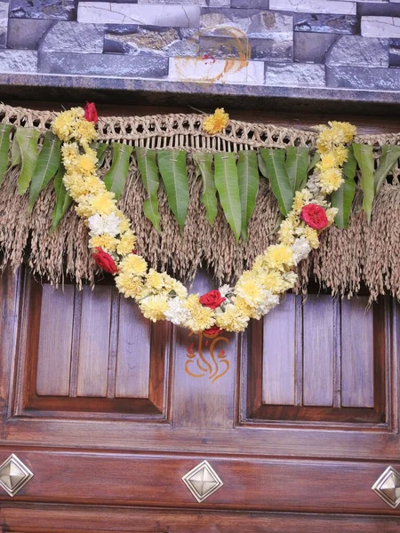 Szekrény Gyönyörű Indiai Ajtó Díszített Krizantém Virág Igazi Mangó Levelek — Stock Fotó