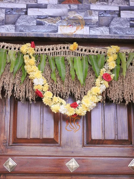Gros Plan Belle Porte Principale Indienne Décorée Fleurs Chrysanthème Vraies — Photo