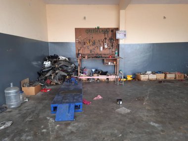 Bangalore, Karnataka, Hindistan-Mar 20, 2022: Tahtaya asılı aletlerle Hint Bisikleti veya Scooter Garajına yakın çekim.