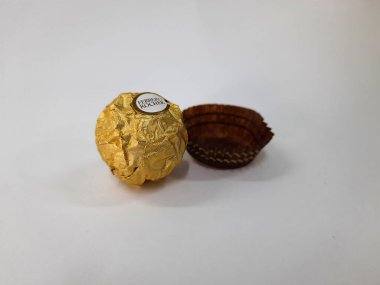 Bangalore, Karnataka, Hindistan-Mar 30, 2022: Single Ferrero Rocher Premium Çikolatası 'nın yakın çekimi beyaz arkaplanda izole edildi