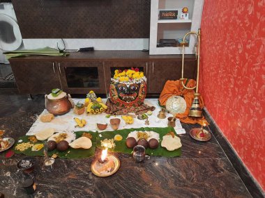 Bangalore, Karnataka, Hindistan-Mar 19, 2022: Dasappa 'nın Pooja' yı prasada ya da evde Tanrı 'nın maskesi önünde yiyerek yapması.