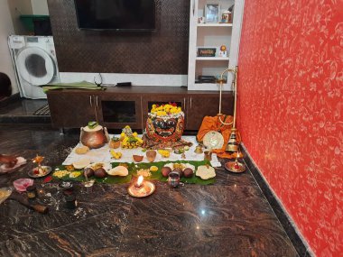 Bangalore, Karnataka, Hindistan-Mar 19, 2022: Dasappa 'nın Pooja' yı prasada ya da evde Tanrı 'nın maskesi önünde yiyerek yapması.