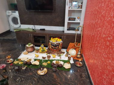 Bangalore, Karnataka, Hindistan-Mar 19, 2022: Dasappa 'nın Pooja' yı prasada ya da evde Tanrı 'nın maskesi önünde yiyerek yapması.