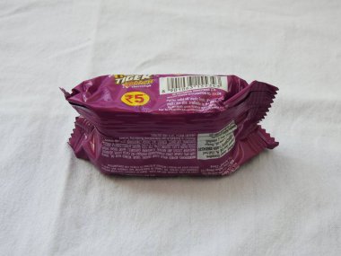 Bangalore, Karnataka, Hindistan-Şubat 26, 2022: Britanya Kaplanı Krunch Chocochip Bisküvileri 'nin yakın çekimi beyaz arka planda izole edildi.