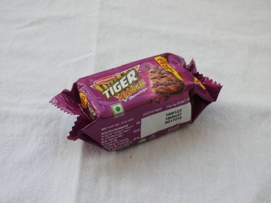 Bangalore, Karnataka, Hindistan-Şubat 26, 2022: Britanya Kaplanı Krunch Chocochip Bisküvileri 'nin yakın çekimi beyaz arka planda izole edildi.