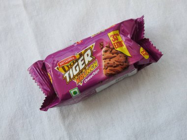 Bangalore, Karnataka, Hindistan-Şubat 26, 2022: Britanya Kaplanı Krunch Chocochip Bisküvileri 'nin yakın çekimi beyaz arka planda izole edildi.