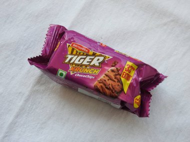 Bangalore, Karnataka, Hindistan-Şubat 26, 2022: Britanya Kaplanı Krunch Chocochip Bisküvileri 'nin yakın çekimi beyaz arka planda izole edildi.