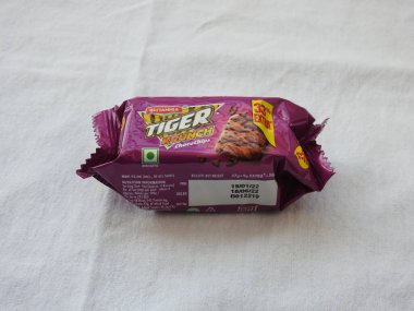 Bangalore, Karnataka, Hindistan-Şubat 26, 2022: Britanya Kaplanı Krunch Chocochip Bisküvileri 'nin yakın çekimi beyaz arka planda izole edildi.