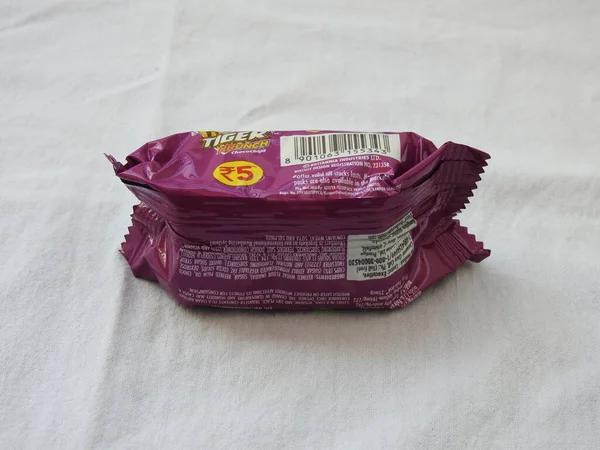 2022年2月26日印度卡纳塔克邦班加罗尔 关闭白色背景下隔离的不列颠虎克鲁奇巧克力包 — 图库照片
