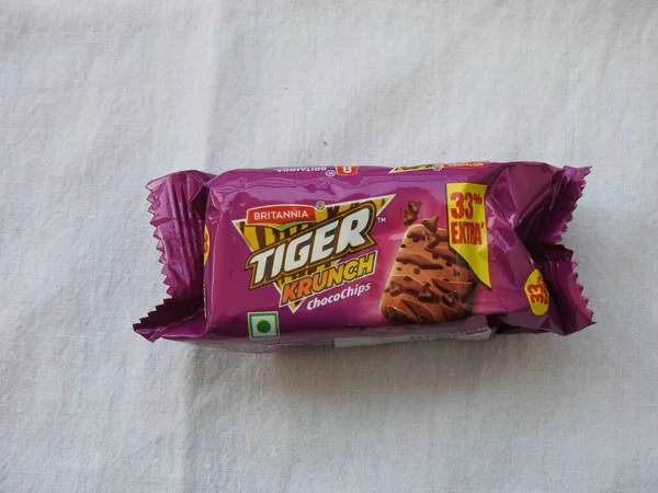 Bangalore, Karnataka, Hindistan-Şubat 26, 2022: Britanya Kaplanı Krunch Chocochip Bisküvileri 'nin yakın çekimi beyaz arka planda izole edildi.