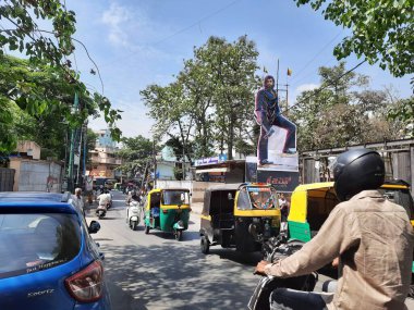 Bangalore, Karnataka, Hindistan-Apr 12, 2022: KGF 'nin 2. Bölümünde Srinivasa tiyatrosunun önündeki ünlü aktör Yash Sandalwood' un Kapanışı.