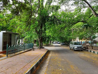 Bangalore, Karnataka, India-Apr 11, 2022: KC Genel Hastanesi 'nin yol kenarındaki Ambulans Minibüsünün kapatılması.